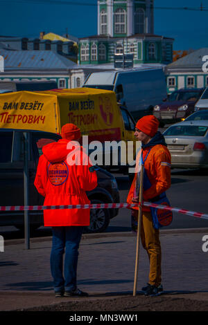 ST. PETERSBURG, Russie, 01 mai 2018 : vue extérieure d'adolescents non identifié portant une veste orange les mots écrits guide officiel de la ville, tenant en leurs mains à st. Peterburg Banque D'Images