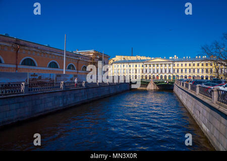 ST. PETERSBURG, Russie, 01 mai 2018 : vue extérieure du canal à l'arrière de la place du marché au cours d'une journée ensoleillée et beau ciel bleu à Saint Petersbourg Banque D'Images