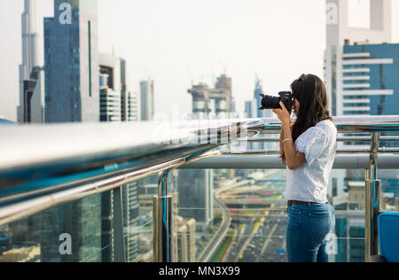 Femme photographe de prendre photo de Dubai cityscape Banque D'Images