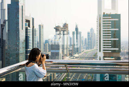 Femme photographe de prendre photo de Dubai cityscape Banque D'Images