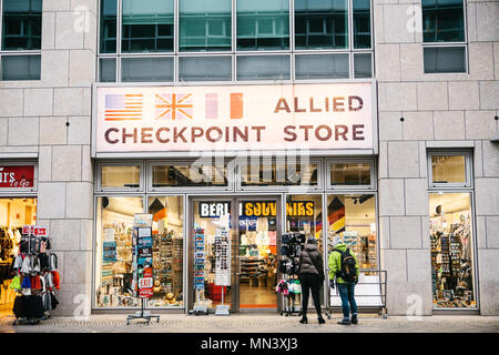 Berlin, Allemagne 15 Février 2018 : allied checkpoint store ou Berlin de souvenirs. Souvenirs historiques ou des produits touristiques ou la vente aux touristes. Banque D'Images