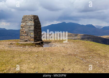 Une sombre et ombragé Snowdon peut être vu de l'Trig Point qui se dresse sur le sommet d'Moelwyn Mawr Banque D'Images