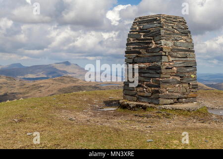 Le sommet de Moel Siabod peut être vu de l'Trig Point qui se dresse sur le sommet d'Moelwyn Mawr Banque D'Images