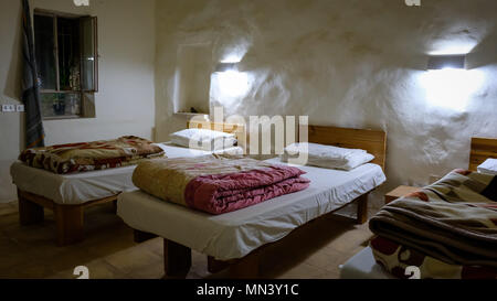 Chambre Triple avec la lumière dans un eco hostel en Moyen Orient Banque D'Images