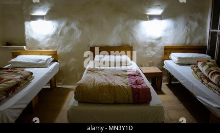 Chambre Triple avec la lumière dans un eco hostel en Moyen Orient Banque D'Images