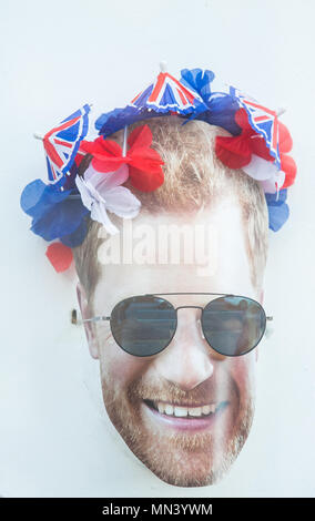 London UK. 14 mai 2018. Un portrait de prince Harry portant des lunettes s'affiche sur la fenêtre d'un opticien de Londres comme le mariage royal mania qui ravage la capitale avec quelques jours jusqu'à ce que le prince Harry se marie avec sa fiancée Meghan Markle Chapelle à Windsor le 19 mai qui devrait les foules et l'attention des médias du monde entier Crédit : amer ghazzal/Alamy Live News Banque D'Images