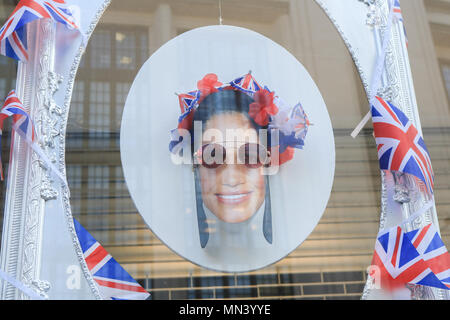 London UK. 14 mai 2018. Un portrait de prince Harry portant des lunettes s'affiche sur la fenêtre d'un opticien de Londres comme le mariage royal mania qui ravage la capitale avec quelques jours jusqu'à ce que le prince Harry se marie avec sa fiancée Meghan Markle Chapelle à Windsor le 19 mai qui devrait les foules et l'attention des médias du monde entier Crédit : amer ghazzal/Alamy Live News Banque D'Images