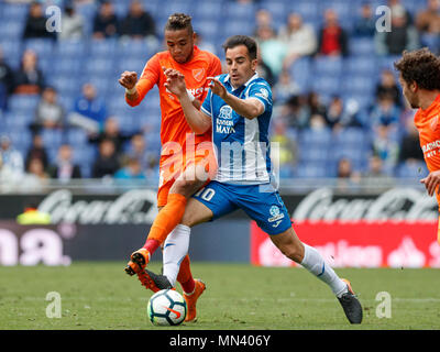 Barcelone, le 13 mai : Jose Manuel Jurado de RCD Espanyol en action avec Youssef En-Nesyri de Malaga CF au cours de la 2017-2018 LaLiga Santander 37 Ronde match entre l'Espanyol et Malaga CF au stade du RCD le 13 mai 2018 à Barcelone, Espagne. Credit : UKKO Images/Alamy Live News Banque D'Images