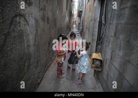 (180514) -- Gaza, 14 mai 2018 (Xinhua) -- les enfants réfugiés palestiniens jouent à l'extérieur de maison dans le camp de réfugiés de Jabalia, dans le nord de la bande de Gaza, le 13 mai 2018. Le jour de la Nakba, ou la "journée des catastrophe', le 15 mai est marquée par les Palestiniens dans la mémoire du transfert forcé de deux tiers de la population palestinienne et le nettoyage ethnique d'au moins 418 villages à la suite de la guerre de 1948. (Xinhua/Wissam Nassar) (zxj) Banque D'Images