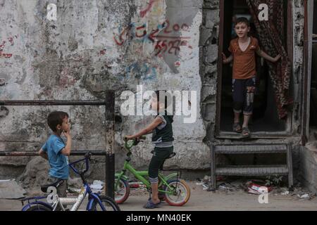 (180514) -- Gaza, 14 mai 2018 (Xinhua) -- les enfants réfugiés palestiniens jouent à l'extérieur de maison dans le camp de réfugiés de Jabalia, dans le nord de la bande de Gaza, le 13 mai 2018. Le jour de la Nakba, ou la "journée des catastrophe', le 15 mai est marquée par les Palestiniens dans la mémoire du transfert forcé de deux tiers de la population palestinienne et le nettoyage ethnique d'au moins 418 villages à la suite de la guerre de 1948. (Xinhua/Wissam Nassar) (zxj) Banque D'Images