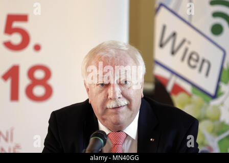 Le maire sortant de Vienne Michael Haupl assiste à la conférence de presse sur les Journées de Vienne à Prague dans lequel les représentants des deux villes vont s'échanger des expériences dans l'utilisation des smart technologies et de la santé, à Prague, en République tchèque, le 13 mai 2018. (Photo/CTK Michaela Rihova) Banque D'Images