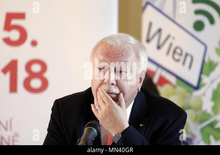 Le maire sortant de Vienne Michael Haupl assiste à la conférence de presse sur les Journées de Vienne à Prague dans lequel les représentants des deux villes vont s'échanger des expériences dans l'utilisation des smart technologies et de la santé, à Prague, en République tchèque, le 13 mai 2018. (Photo/CTK Michaela Rihova) Banque D'Images