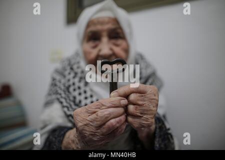 (180514) -- Gaza, 14 mai 2018 (Xinhua) -- Al Mdlalla Shalfouh, 92, un réfugié palestinien, détient la clé de sa maison d'où elle a été déplacée en 1948, camp de réfugiés de Jabalia, dans le nord de la bande de Gaza, le 13 mai 2018. Le jour de la Nakba, ou la "journée des catastrophe', le 15 mai est marquée par les Palestiniens dans la mémoire du transfert forcé de deux tiers de la population palestinienne et le nettoyage ethnique d'au moins 418 villages à la suite de la guerre de 1948. (Xinhua/Wissam Nassar) (zxj) Banque D'Images