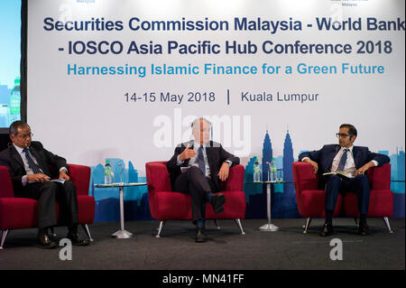 Kuala Lumpur, Malaisie. 14 mai, 2018. Kamarudin Hashim(L), directeur exécutif de la Commission des valeurs mobilières, la Malaisie, Mushtaq Kapasi(R), représentant en chef pour l'Asie-Pacifique, International Capital Market Association, Sean Kidney(C), Président-directeur général et co-fondateur, obligations climatiques Initiative, prend la parole lors du Consensus : Malaisie - COMMISSION DES VALEURS MOBILIÈRES DE L'OICV - BANQUE MONDIALE CONFÉRENCE 2018 MOYEU ASIE PACIFIQUE, DE KUALA LUMPUR à la salle de conférence de la Commission des valeurs mobilières de Malaisie, le 14 mai 2018, à Kuala Lumpur, en Malaisie. Crédit : Chris JUNG/Alamy Live News Banque D'Images