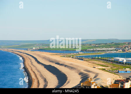 Île de Portland. 14 mai 2018. La semaine commence avec un temps ensoleillé et clair sur la plage de Chesil, Île de Portland Crédit : Stuart fretwell/Alamy Live News Banque D'Images