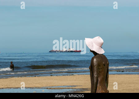 Crosby, Liverpool. Météo France 14/05/2018. Un jour à l'été sur la rive de la côte de l'estuaire de la Mersey. Le site de 100 en fonte spectaculaire, life-size chiffres par Anthony Gormley, répartis sur trois mètres de l'estran qui s'étendent près d'un kilomètre au large. /AlamyLive MediaWorldImages ; crédit News. Banque D'Images