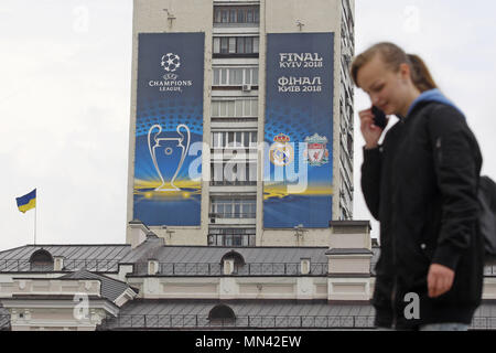 Kiev, Ukraine. 14 mai, 2018. Le logo de la finale de la Ligue des Champions 2018 est considérée sur une maison à Kiev, Ukraine, le 14 mai 2018 . Kiev sera l'hôte de la finale de la finale de la Ligue des champions de 2018 le 26 mai 2018. Crédit : Serg Glovny/ZUMA/Alamy Fil Live News Banque D'Images
