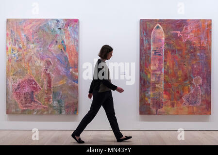 Londres, Royaume-Uni. 14 mai 2018. Un membre du personnel passe devant (G à D) 'avec la Noblesse, le courage et la force, nous allons choisir un nouveau chemin', 2017, et "La visite", 2017, à la fois par l'artiste Franco-iranienne Sassan Behman Bakhtiar, à un aperçu de l'exposition de l'artiste appelé 'Unité' de bien-être, à la Saatchi Gallery à Chelsea. Les œuvres colorées s'appuyer sur des milliers d'années de la culture iranienne, le tissage de motifs de la Perse ancienne, de motifs et de paysages dans les grandes peintures technique mixte. Le spectacle s'exécute 15 au 27 mai 2018. Crédit : Stephen Chung / Alamy Live News Banque D'Images