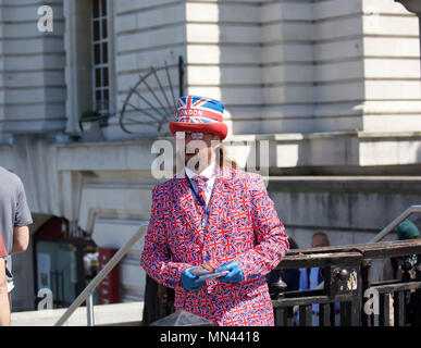 London,UK,14 mai 2018,homme en Union jack mains vêtements des tracts sur le pont de Westminster au centre de Londres©Keith Larby/Alamy Live News Banque D'Images