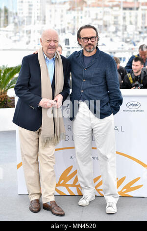 Cannes, Cannes International Film Festival de Cannes. 14 mai, 2018. Réalisateur Jean-Paul Rappeneau (L) et l'acteur Vincent Perez du film français en projection spéciale, 'Cyrano de Bergerac', poser lors d'un photocall du 71e Festival International du Film de Cannes à Cannes, France le 14 mai 2018. Le 71e Festival International du Film de Cannes a lieu du 8 mai au 19 mai. Crédit : Chen Yichen/Xinhua/Alamy Live News Banque D'Images