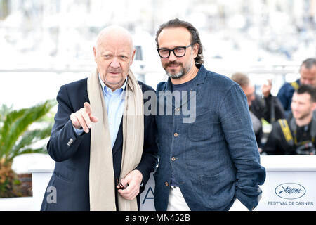 Cannes, Cannes International Film Festival de Cannes. 14 mai, 2018. Réalisateur Jean-Paul Rappeneau (L) et l'acteur Vincent Perez du film français en projection spéciale, 'Cyrano de Bergerac', poser lors d'un photocall du 71e Festival International du Film de Cannes à Cannes, France le 14 mai 2018. Le 71e Festival International du Film de Cannes a lieu du 8 mai au 19 mai. Crédit : Chen Yichen/Xinhua/Alamy Live News Banque D'Images