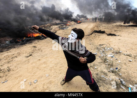 Rafah, bande de Gaza, territoire palestinien. 13 mai, 2018. Des manifestants palestiniens se rassemblent lors d'affrontements avec les forces de sécurité israéliennes dans une tente de protestation de la ville où les Palestiniens exigent le droit de retourner dans leur patrie, à l'occasion du 70e anniversaire de la Nakba '''', et contre l'ambassade des Etats-Unis d'aller à Jérusalem à Israel-Gaza, frontière à Rafah dans le sud de la bande de Gaza le 14 mai 2018 Crédit : Mahmoud Bassam/APA/Images/fil ZUMA Alamy Live News Banque D'Images