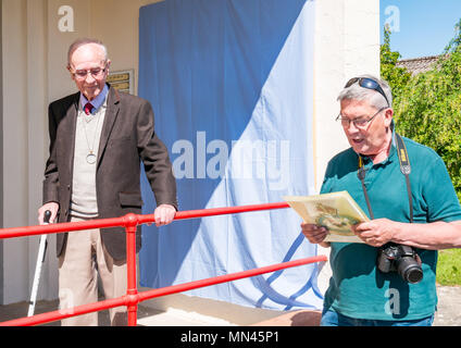 Drem, Ecosse, 14 mai 2018. La célébration du centenaire de la RAF Drem, Ecosse, Royaume-Uni. Une plaque dévoilée aujourd'hui marque le 100e anniversaire. Il a joué un rôle important dans la seconde guerre mondiale, avec l'Escadron de chasse de la défense aérienne 43e poste ici. Gordon Mills, âgé de 96, qui était en poste ici pendant la Seconde Guerre mondiale, dévoilé l'information board. L'aérodrome est célèbre pour avoir inventé le système d'éclairage Drem, aide à la terre la nuit Spitfires, qui a été adopté par toutes les stations de la RAF. Il a été une expérience émouvante pour le vétéran de la guerre Banque D'Images