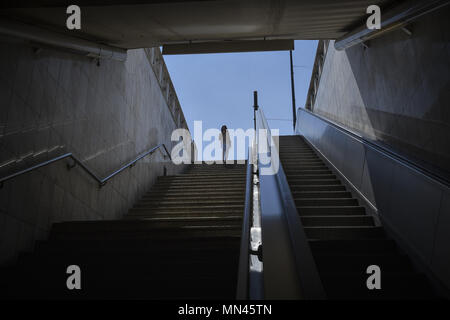 Athènes, Grèce. 14 mai, 2018. Une femme regarde vers le bas à une station de métro fermée pendant une grève de 24 heures appelée par les travailleurs du métro pour protester contre les pénuries de personnel et matériel à Athènes, Grèce, le 14 mai 2018. Credit : Marios Lolos/Xinhua/Alamy Live News Banque D'Images