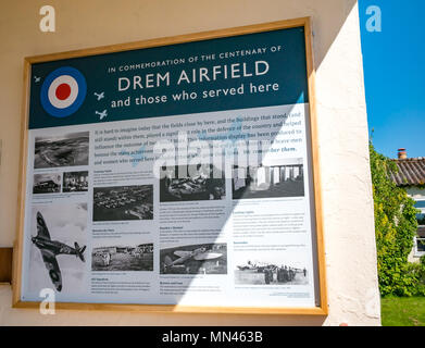 Drem, Ecosse, 14 mai 2018. La célébration du centenaire de la RAF Drem, Ecosse, Royaume-Uni. Une plaque dévoilée aujourd'hui marque le 100e anniversaire. À l'origine une école de formation, il a joué un rôle important dans la seconde guerre mondiale, avec l'Escadron de chasse de la défense aérienne 43e poste ici. L'aérodrome est célèbre pour avoir inventé le système d'éclairage Drem, aide à la terre la nuit Spitfires, qui a été adopté par toutes les stations de la RAF. Les bâtiments restants sont maintenant Fenton Barns village détail Banque D'Images