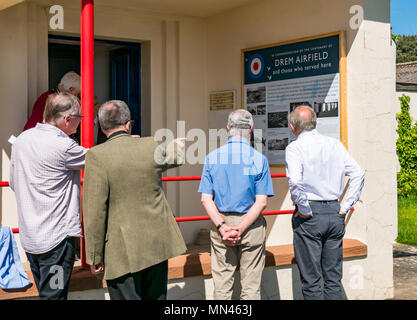 Drem, Ecosse, 14 mai 2018. La célébration du centenaire de la RAF Drem, Ecosse, Royaume-Uni. Une plaque dévoilée aujourd'hui marque le 100e anniversaire. À l'origine une école de formation, il a joué un rôle important dans la seconde guerre mondiale, avec l'Escadron de chasse de la défense aérienne 43e poste ici.L'aérodrome est célèbre pour avoir inventé le système d'éclairage Drem, aide à la terre la nuit Spitfires, qui a été adopté par toutes les stations de la RAF. Les membres de l'auditoire d'admirer la nouvelle information board Banque D'Images