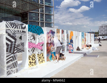 Berlin, Allemagne. 09 mai, 2018. 09 mai 2018, l'Allemagne, Berlin : les artistes de rue formant le texte freiheitberlin '# " ('# freedomberlin ») avant de la gare centrale. Credit : Soeren Stache/dpa/Alamy Live News Banque D'Images