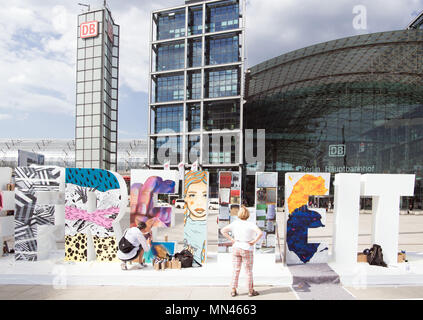 Berlin, Allemagne. 09 mai, 2018. 09 mai 2018, l'Allemagne, Berlin : les artistes de rue formant le texte freiheitberlin '# " ('# freedomberlin ») avant de la gare centrale. Credit : Soeren Stache/dpa/Alamy Live News Banque D'Images