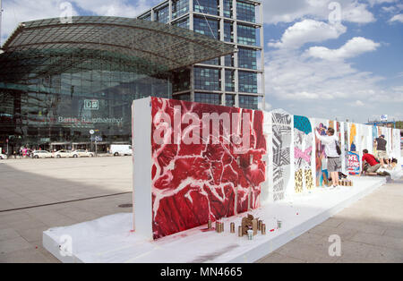 Berlin, Allemagne. 09 mai, 2018. 09 mai 2018, l'Allemagne, Berlin : les artistes de rue formant le texte freiheitberlin '# " ('# freedomberlin ») avant de la gare centrale. Credit : Soeren Stache/dpa/Alamy Live News Banque D'Images