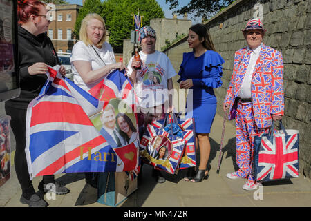 Windsor, Royaume-Uni. 14 mai 2018. Fans Royal arrivent à Windsor en avance sur le mariage royal. Fans John Loughrey, Royal 63, de Streatham, Maria Scott, 46 ans, de Newcastle et Terry Hutt, 83, de Weston-Super-Mare sont arrivés à Windsor avant le mariage du Son Altesse Royale le prince Harry et Mme Meghan Markle le samedi 19 mai . Credit : Amanda rose/Alamy Live News Banque D'Images