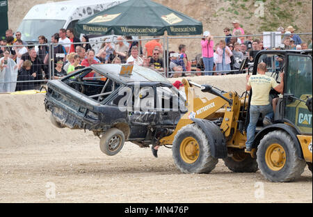 10 mai 2018, Crimmitzschau, Allemagne : un chargeur sur roues transporte une Honda Civic défectueux pendant la stockcar défi dans la gravière Gablenz. Dans la voiture de course avec les anciennes voitures d'bousculades et les collisions sont admis. Sous la devise "en journée avec une différence", autour de 50 équipes de toute la Saxe en concurrence les uns contre les autres dans les différentes classes de cylindrée. Photo : Sebastian Willnow/dpa-Zentralbild/dpa Banque D'Images