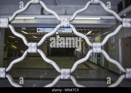 Athènes, Grèce. 14 mai, 2018. La station de métro est fermée pendant une grève de 24 heures appelée par les travailleurs du métro pour protester contre les pénuries de personnel et matériel à Athènes, Grèce, le 14 mai 2018. Credit : Marios Lolos/Xinhua/Alamy Live News Banque D'Images