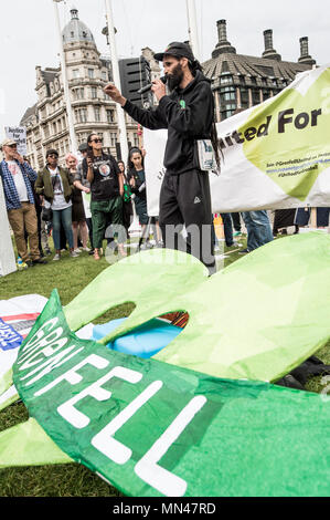 Londres, Royaume-Uni. 14 mai, 2018. Un activiste Grenfell parlant à des manifestants devant le Parlement britannique.Les manifestants se sont réunis au Parlement, dans le centre de Londres pour demander justice pour les victimes de l'incendie de la tour de Grenfell l'année dernière. Credit : Brais G. Rouco SOPA/Images/ZUMA/Alamy Fil Live News Banque D'Images