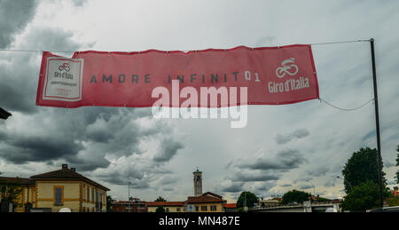 Abbiategrasso, Italie - Mai 14th, 2018 : Préparatifs en cours à Abbiategrasso pour accueillir les cyclistes en compétition dans le Tour d'Italie 2018. Le 24 mai l'étape (18), les cyclistes partiront de Abbiategrasso vers Prato Nevoso, une distance de 196km Banque D'Images