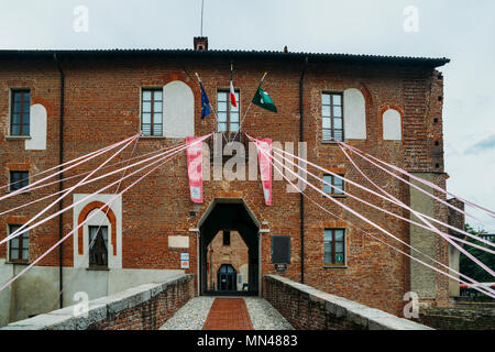 Abbiategrasso, Italie - Mai 14th, 2018 : Préparatifs en cours à Abbiategrasso pour accueillir les cyclistes en compétition dans le Tour d'Italie 2018. Le 24 mai l'étape (18), les cyclistes partiront de Abbiategrasso vers Prato Nevoso, une distance de 196km Banque D'Images