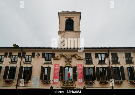 Abbiategrasso, Italie - Mai 14th, 2018 : Préparatifs en cours à Abbiategrasso pour accueillir les cyclistes en compétition dans le Tour d'Italie 2018. Le 24 mai l'étape (18), les cyclistes partiront de Abbiategrasso vers Prato Nevoso, une distance de 196km Banque D'Images