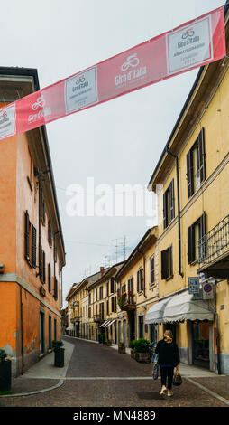 Abbiategrasso, Italie - Mai 14th, 2018 : Préparatifs en cours à Abbiategrasso pour accueillir les cyclistes en compétition dans le Tour d'Italie 2018. Le 24 mai l'étape (18), les cyclistes partiront de Abbiategrasso vers Prato Nevoso, une distance de 196km Banque D'Images