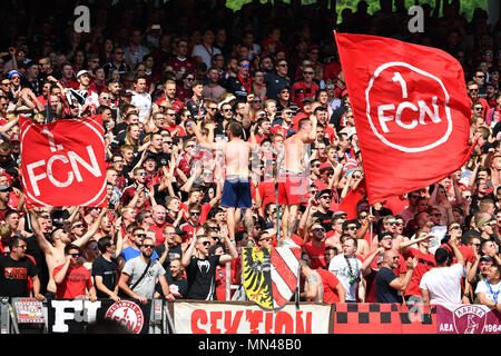 Nuremberg, Allemagne. 13 mai, 2018. Fans de Nuernberg, les fans de football sont la promotion de la montée. L'humeur, la jubilation, la joie, l'enthousiasme . Soccer 2. 1.Bundesliga/Nuremberg-Fortuna FC 2-3, Düsseldorf 34.journée, journée34, Ligue2 Saison 2017/18, le 13/05/2018 Max-Morlock Stadium. Utilisation dans le monde entier | Credit : dpa/Alamy Live News Banque D'Images