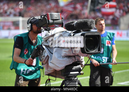 Nuremberg, Allemagne. 13 mai, 2018. La diffusion TV, caméraman, caméra TV, satellite de l'homme, droits de diffusion, Soccer 2. 1.Bundesliga/Nuremberg-Fortuna FC 2-3, Düsseldorf 34.journée, journée34, Ligue2, saison 2017/18 13.05.2018 Max-Morlock sur Stadium. Utilisation dans le monde entier | Credit : dpa/Alamy Live News Banque D'Images