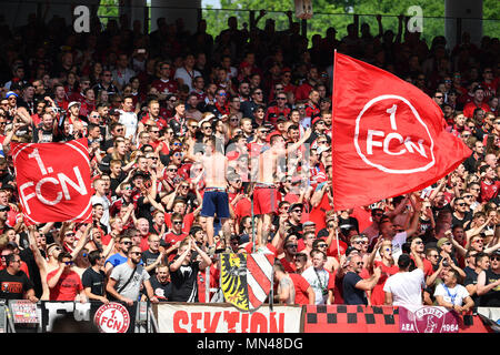 Nuremberg, Allemagne. 13 mai, 2018. Fans de Nuernberg, les fans de football sont la promotion de la montée. L'humeur, la jubilation, la joie, l'enthousiasme . Soccer 2. 1.Bundesliga/Nuremberg-Fortuna FC 2-3, Düsseldorf 34.journée, journée34, Ligue2 Saison 2017/18, le 13/05/2018 Max-Morlock Stadium. Utilisation dans le monde entier | Credit : dpa/Alamy Live News Banque D'Images