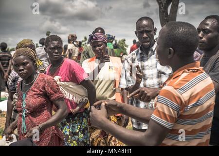 7 mai 2018 - L'Ouganda, Bidi Bidi - Un homme de réfugiés soudanais du sud d'être accusé de voler la nourriture des autres réfugiés,.La Bidi Bidi l'établissement des réfugiés dans le nord de l'Ouganda, près de la frontière avec le Soudan du Sud est actuellement le plus grand camp de réfugiés au monde, accueillant plus de 250 000 réfugiés soudanais du sud fuyant le conflit. Le programme alimentaire mondial fournit des approvisionnements alimentaires de base mensuel pour les réfugiés dans le règlement. (Crédit Image : © Geovien/SOPA ainsi des images à l'aide de Zuma sur le fil) Banque D'Images