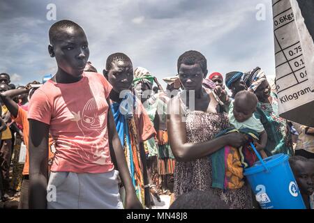 7 mai 2018 - L'Ouganda, Bidi Bidi - vu les réfugiés sud-soudanais commencent à perdre leurs patients comme ils avaient attendu pendant des heures et toujours pas à percevoir leur alimentation..La Bidi Bidi l'établissement des réfugiés dans le nord de l'Ouganda, près de la frontière avec le Soudan du Sud est actuellement le plus grand camp de réfugiés au monde, accueillant plus de 250 000 réfugiés soudanais du sud fuyant le conflit. Le programme alimentaire mondial fournit des approvisionnements alimentaires de base mensuel pour les réfugiés dans le règlement. (Crédit Image : © Geovien/SOPA ainsi des images à l'aide de Zuma sur le fil) Banque D'Images