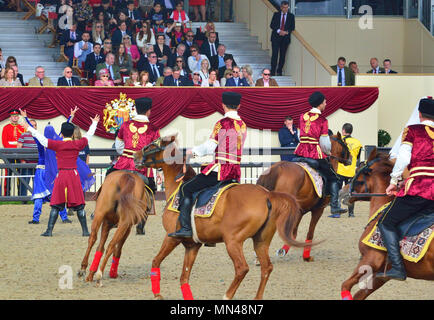 Château de Windsor, Royaume-Uni. 13 mai 2018. The Royal Windsor Horse Show at Home Park Private Windsor Castle finale Celebrations of the International Display, équipe azerbaïdjanaise avec Land of Fire – au Royal Windsor Horse Show, Windsor, Berkshire, Angleterre, Royaume-Uni Credit: Gary Blake /Alay Live News Banque D'Images