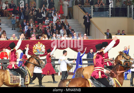 Château de Windsor, Royaume-Uni. 13 mai 2018. The Royal Windsor Horse Show at Home Park Private Windsor Castle finale Celebrations of the International Display, équipe azerbaïdjanaise avec Land of Fire – au Royal Windsor Horse Show, Windsor, Berkshire, Angleterre, Royaume-Uni Credit: Gary Blake /Alay Live News Banque D'Images