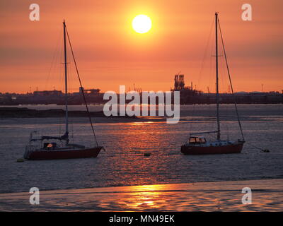 Queenborough, Kent, UK. 14 mai, 2018. Météo France : un coucher du soleil doré dans le Kent, Queenborough South East attend avec intérêt une autre vague. Credit : James Bell/Alamy Live News Banque D'Images