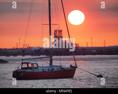 Queenborough, Kent, UK. 14 mai, 2018. Météo France : un coucher du soleil doré dans le Kent, Queenborough South East attend avec intérêt une autre vague. Credit : James Bell/Alamy Live News Banque D'Images